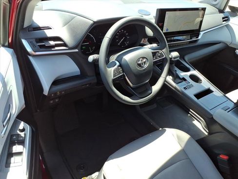 Used 2025 Toyota Sienna XLE w/ XLE Plus Package AWD/4WD image 19