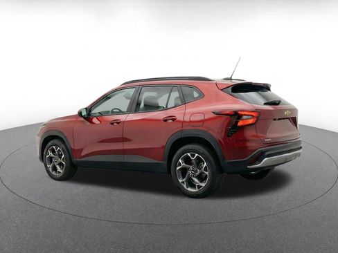 Used 2025 Chevrolet Trax LT FWD image 8