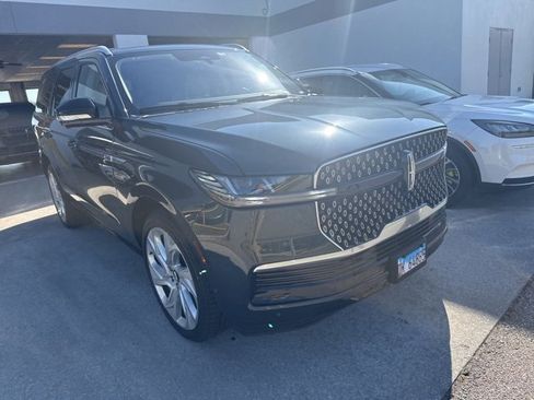 Used 2025 Lincoln Navigator Reserve image 3