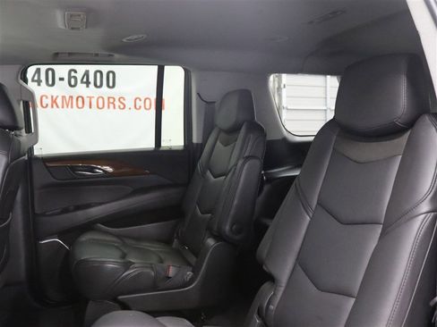 Used 2018 Cadillac Escalade ESV Luxury AWD/4WD image 14