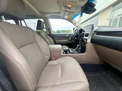 Used 2023 Lexus GX 460 Premium w/ Accessory Package AWD/4WD image 8