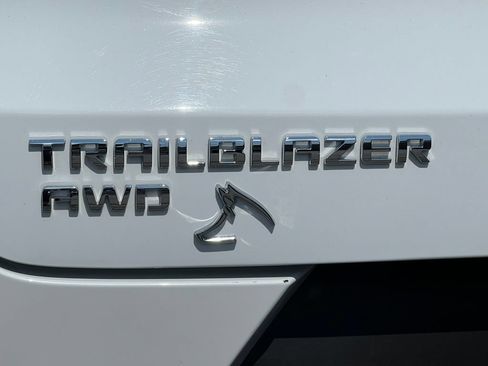 Used 2025 Chevrolet TrailBlazer LT AWD/4WD image 2