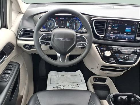 Used 2024 Chrysler Pacifica Touring-L FWD image 4