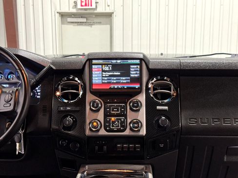 Used 2015 Ford F250 Lariat w/ Lariat Interior Package image 18