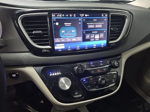 Used 2024 Chrysler Pacifica Touring-L FWD image 24