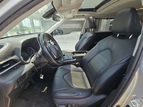 Used 2020 Toyota Highlander XLE FWD image 12