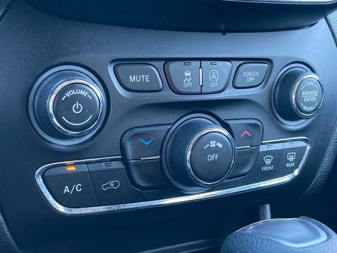 Used 2021 Jeep Cherokee Latitude image 24