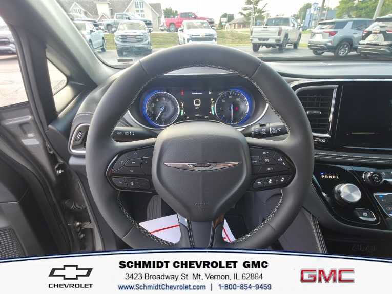 Used 2025 Chrysler Pacifica Limited FWD image 16