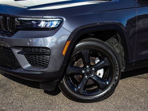 Used 2024 Jeep Grand Cherokee Altitude image 47