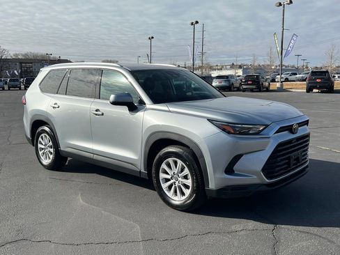 Used 2025 Toyota Grand Highlander XLE image 3