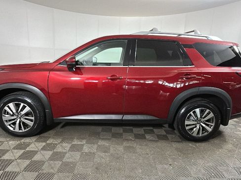 Used 2023 Nissan Pathfinder SL w/ Black Appearance Package AWD/4WD image 7