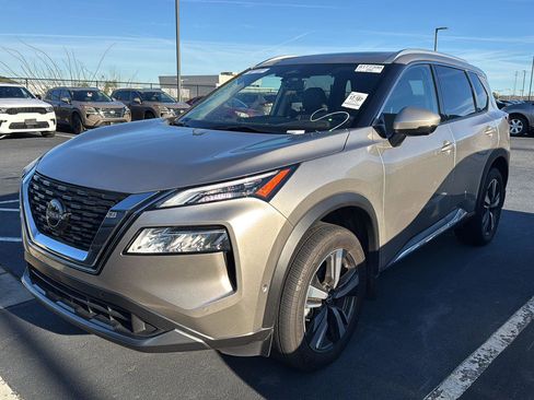 Used 2023 Nissan Rogue SL w/ SL Premium Package image 2