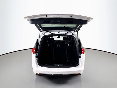 New 2026 Chrysler Pacifica Select image 28