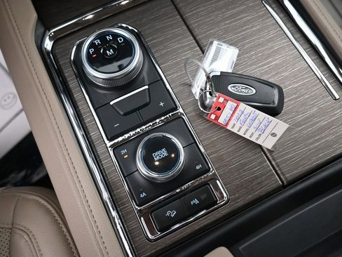 Used 2023 Ford Expedition Limited image 16