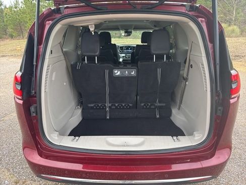 Used 2021 Chrysler Pacifica Touring-L image 10