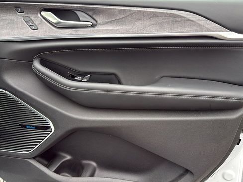 Used 2022 Jeep Grand Cherokee Overland w/ Advanced Protech Group III image 10