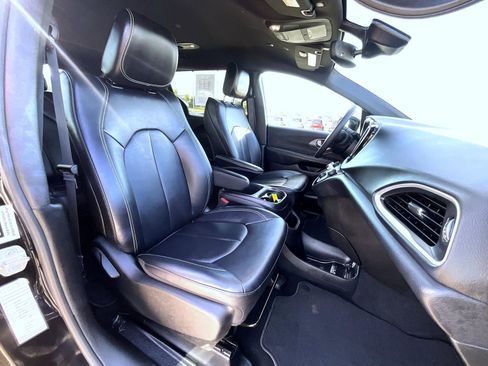 Used 2025 Chrysler Pacifica Select FWD image 16