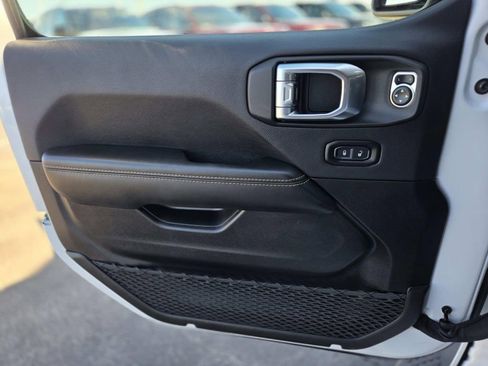 Used 2025 Jeep Wrangler Unlimited Sahara image 35