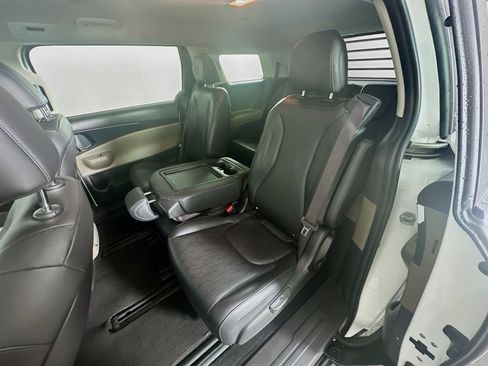 Used 2025 Kia Carnival FWD image 29