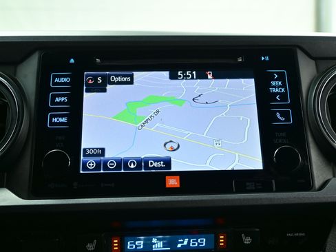 Used 2018 Toyota Tacoma TRD Sport image 19