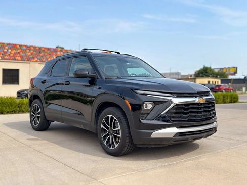 Used 2025 Chevrolet TrailBlazer LT w/ LT Cold Weather Package FWD image 1
