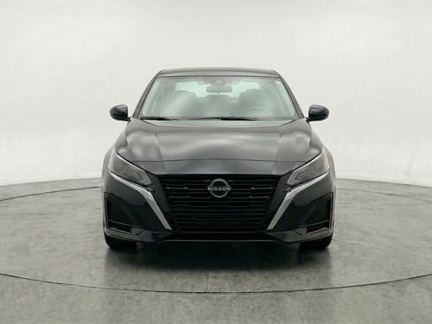 Used 2025 Nissan Altima 2.5 SV FWD image 2