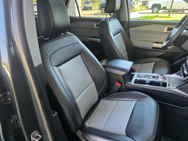 Used 2023 Ford Explorer XLT w/ Equipment Group 202A AWD/4WD image 14