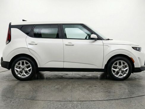 Used 2025 Kia Soul LX w/ LX Technology Package image 11