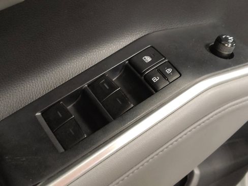 Used 2022 Toyota Highlander XLE FWD image 27