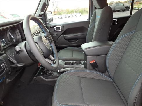 Certified 2025 Jeep Wrangler Unlimited Rubicon 4xe w/ Safety Group AWD/4WD image 8