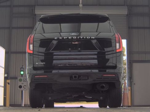 Used 2025 Ford Expedition Active AWD/4WD image 6