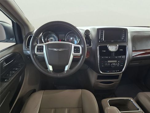 Used 2016 Chrysler Town & Country Touring FWD image 4