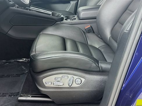 Certified 2025 Porsche Macan AWD/4WD image 22