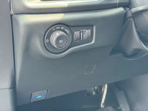 Used 2026 Chrysler Pacifica Limited FWD image 24