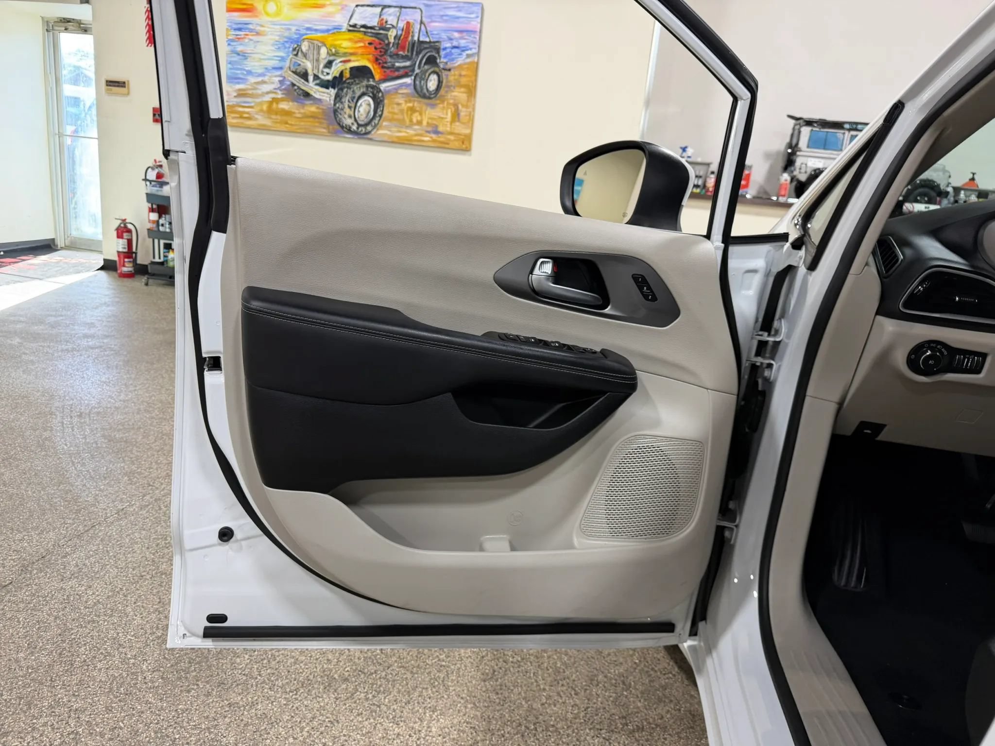 Used 2023 Chrysler Pacifica Touring-L FWD image 23
