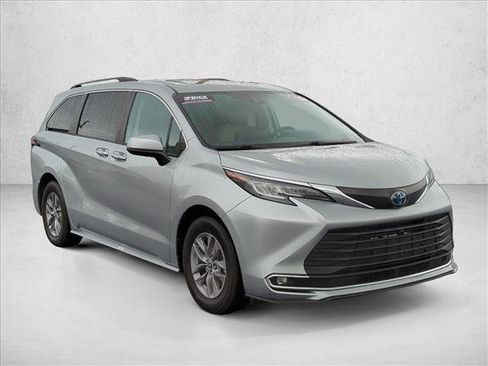 Used 2023 Toyota Sienna XLE image 3