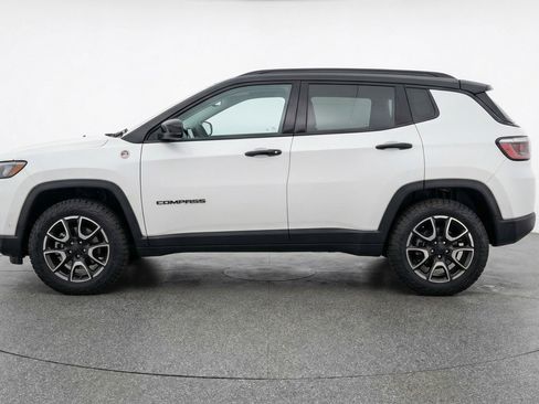 Used 2025 Jeep Compass Trailhawk AWD/4WD image 5