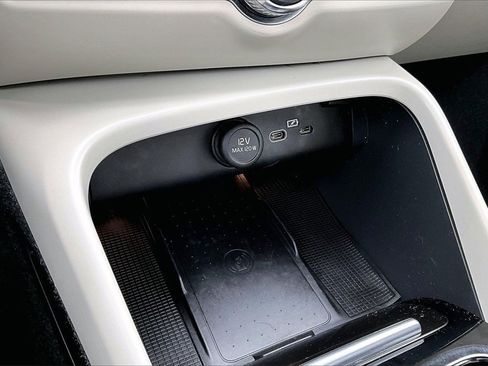 Used 2024 Volvo XC40 B5 Ultimate w/ Climate Package image 16