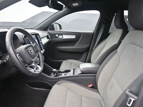 Used 2024 Volvo XC40 B5 Core image 18