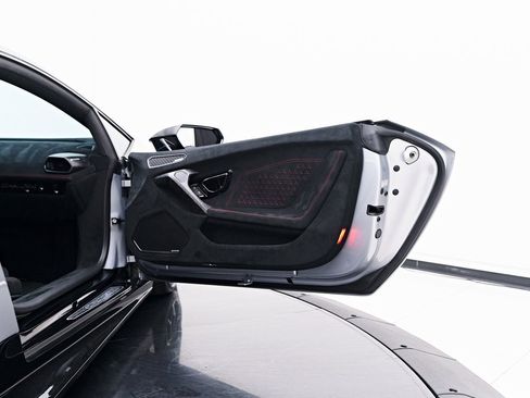 Used 2018 Lamborghini Huracan Performante image 45