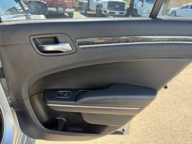 Used 2011 Chrysler 300 C RWD image 19