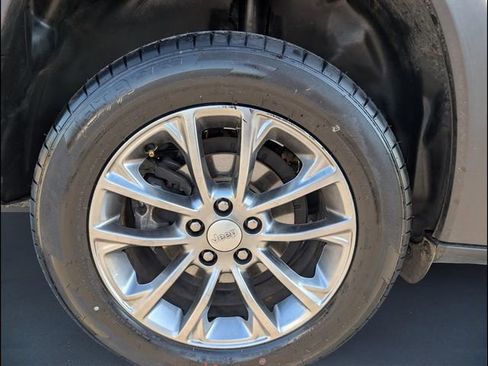 Used 2019 Jeep Cherokee Latitude Plus FWD image 20