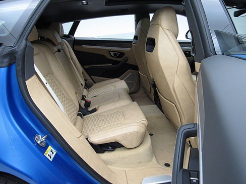 Used 2022 Lamborghini Urus AWD/4WD image 33