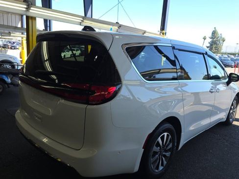 Used 2023 Chrysler Pacifica Touring-L image 4