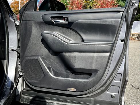 Used 2022 Toyota Highlander XLE image 12
