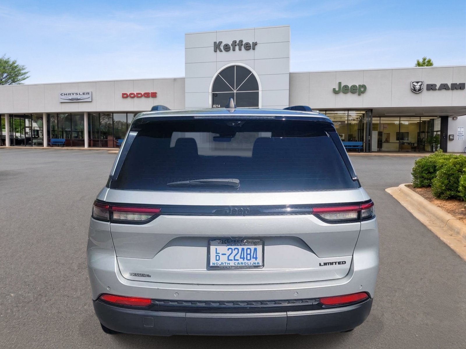 Certified 2025 Jeep Grand Cherokee Limited w/ Luxury Tech Group II RWD image 3