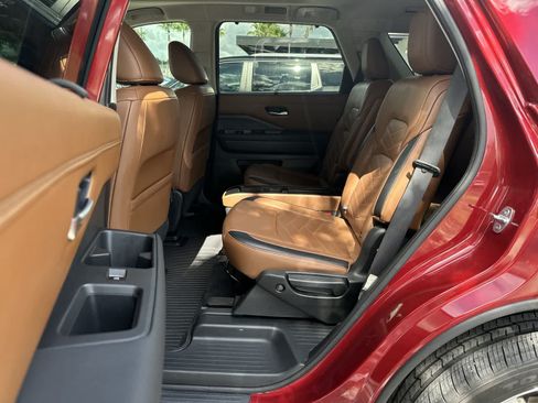 Used 2022 Nissan Pathfinder Platinum w/ Cargo Package FWD image 4