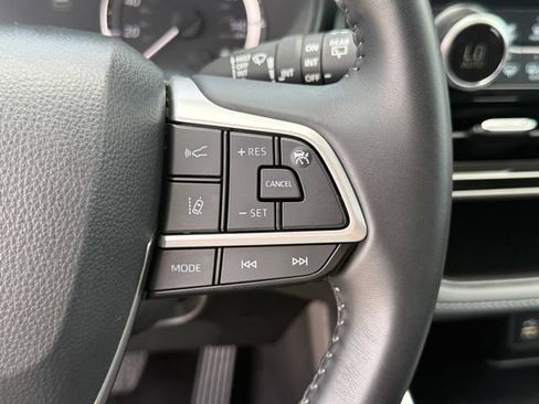Used 2025 Toyota Highlander LE FWD image 13