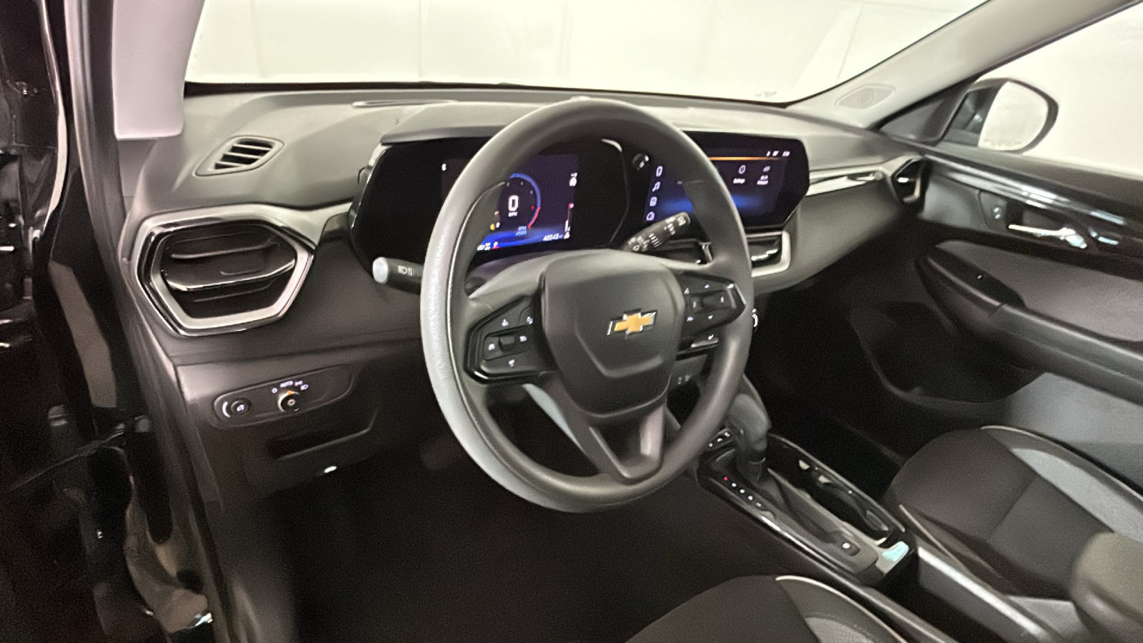 Used 2025 Chevrolet TrailBlazer LT AWD/4WD image 16