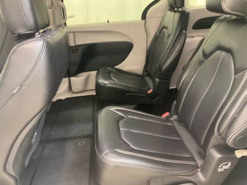 Used 2024 Chrysler Pacifica Touring-L image 11
